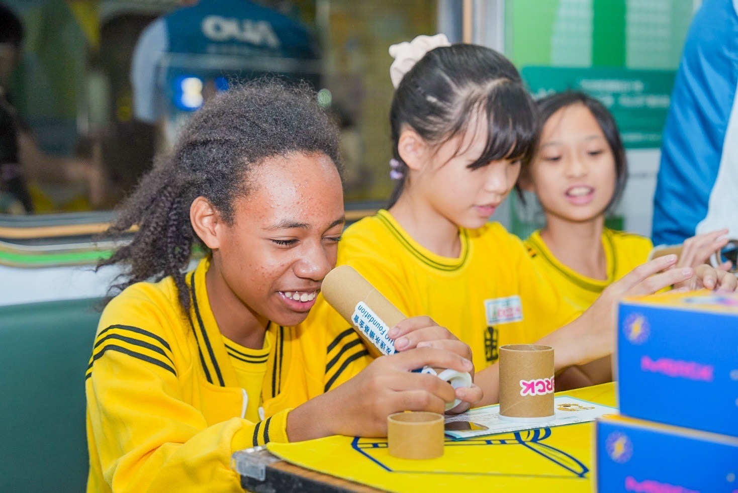 友達與默克分別回收不再使用的偏光片及液晶顯示模組，設計光電課程「玩轉光與闇」，讓學生們親手製作偏光萬花筒與簡易液晶顯示器，實踐循環再生的永續理念