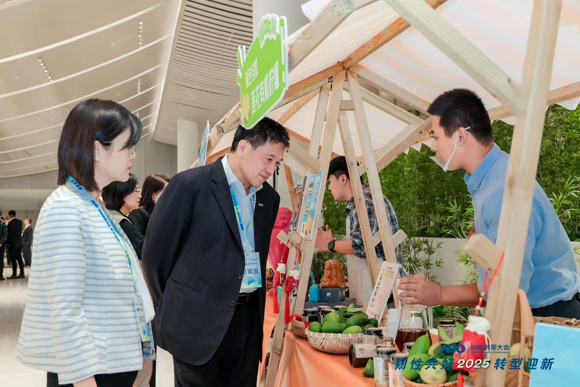 友达大会设置ESG互动展区，携手ADT、华展工业等供应链伙伴与社会企业，集中呈现绿色产品、循环成果与社区共融实践，通过可观可感的沉浸式体验，构建从技术到文化的立体永续价值链，获得与会嘉宾广泛好评。